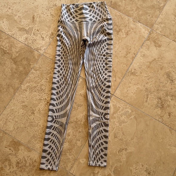 ALO Yoga Leggings - Picture 3 of 8